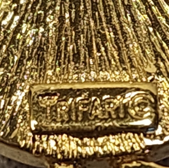 Crown Trifari Cameo Pendant or Brooch - Picture 7 of 8